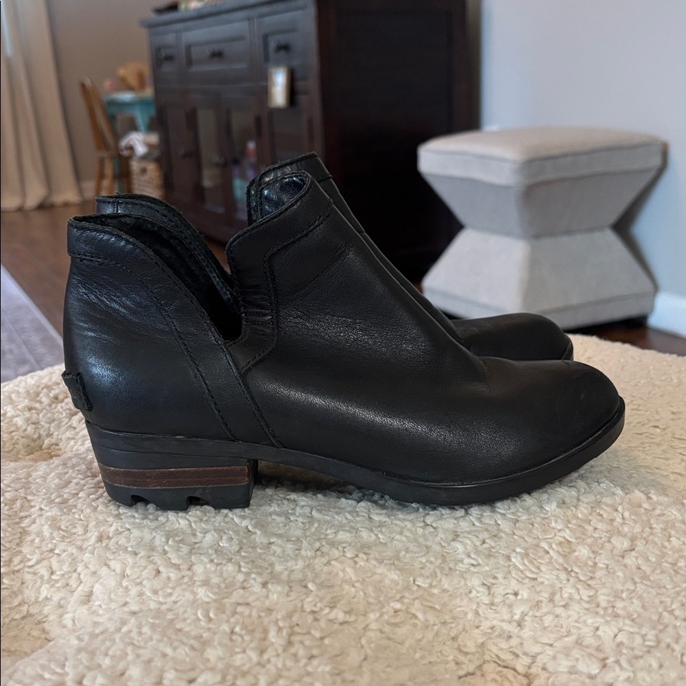 Sorel Lolla Cut Out Bootie size 6 women’s 
Excellent used condition